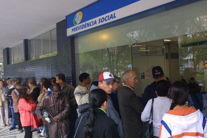 Aposentadorias e pensões sustentam quase um milhão de residências no país. | Aniele Nascimento/Gazeta do Povo