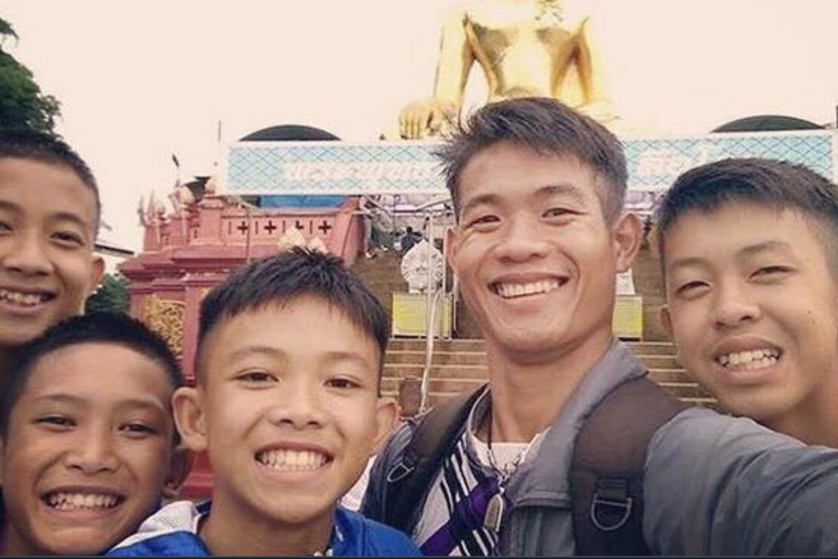 Foto do assistente técnico dos Javalis Selvagens, Ekapol Chanthawong, com alguns de seus pupilos tem sido compartilhada nas redes sociais | Reprodução/Twitter