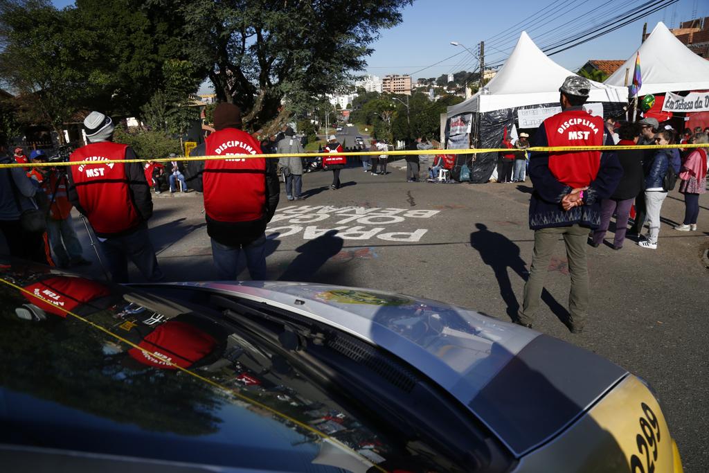 PM já tinha efetivo preparado aguardando autorização da Sesp para retirar manifestantes no Santa Cândida. | Aniele Nascimento/Gazeta do Povo