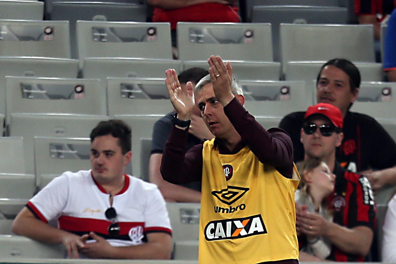 Técnico Tiago Nunes aplaude a goleada sobre o Vitória. | Albari Rosa / Gazeta do Povo