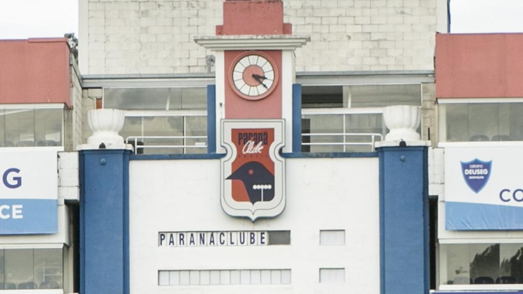 Visão geral do relógio e o antigo placar manual que será ‘escondido’ pelo telão a partir do amistoso com o River Plate-URU. | Marcelo Andrade/Gazeta do Povo