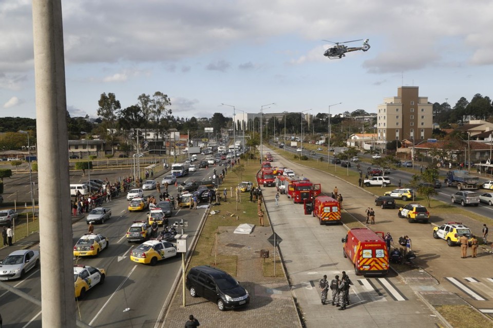 Helicóptero e viaturas da PM e dos Bombeiros atendem a ocorrência na Linha Verde. | Átila Alberti/Tribuna do Paraná