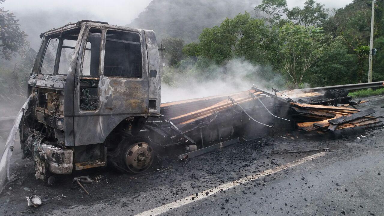 Incêndio de caminhão causou lentidão na BR-376. | PRF/