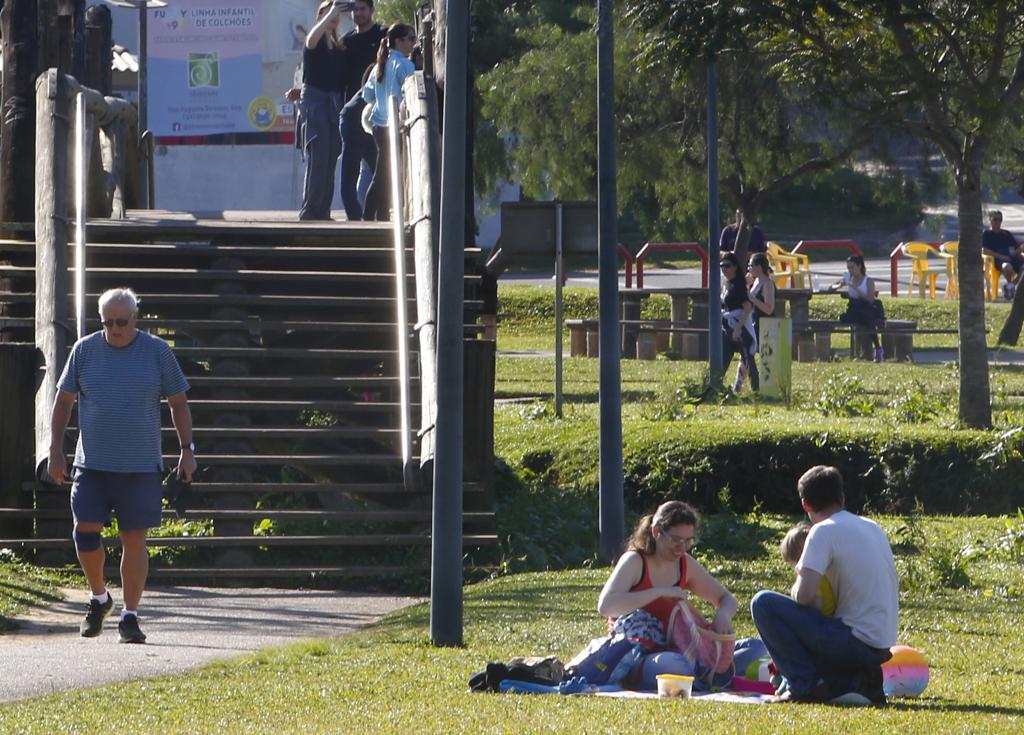 Pais aproveitaram o dia bom para levar os filhos para passear no Parque Barigui. | Aniele Nascimento/Gazeta do Povo