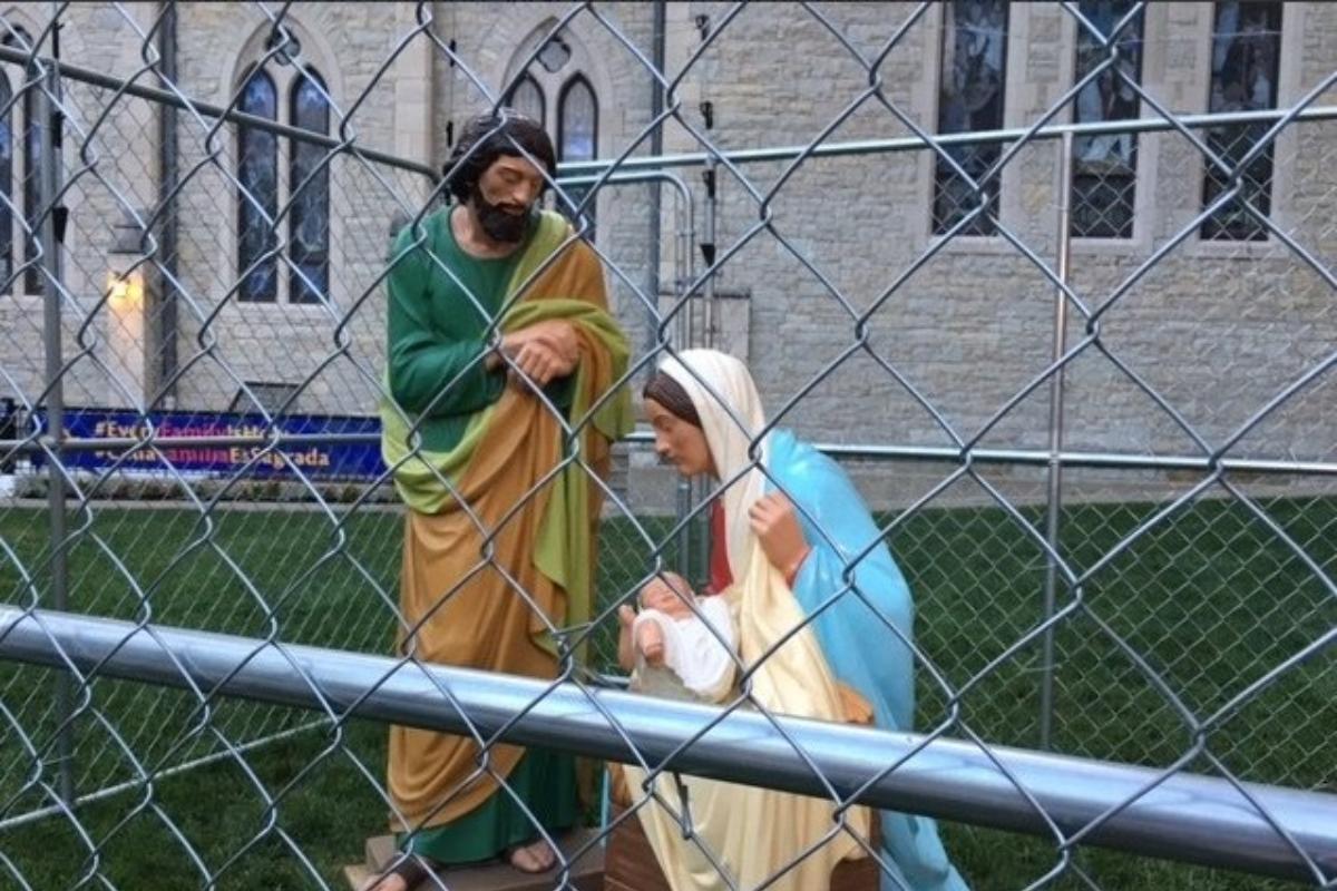 Imagens de Maria, José e o bebê Jesus atrás das grades: a representação da Sagrada Família “detida” | Reprodução/Twitter