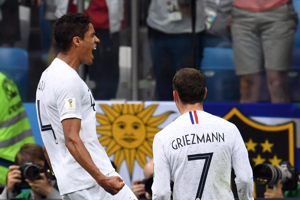 Varane vibra ao marcar o gol no primeiro tempo | KIRILL KUDRYAVTSEV/AFP