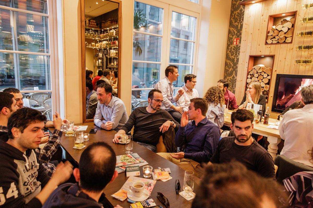 Clube de engenheiros gregos expatriados, em Düsseldorf, na Alemanha, recebe recém-chegados do país mediterrâneo. Cidade alemã está se tornando uma pequena Atenas | FELIX BRUGGEMANN/NYT