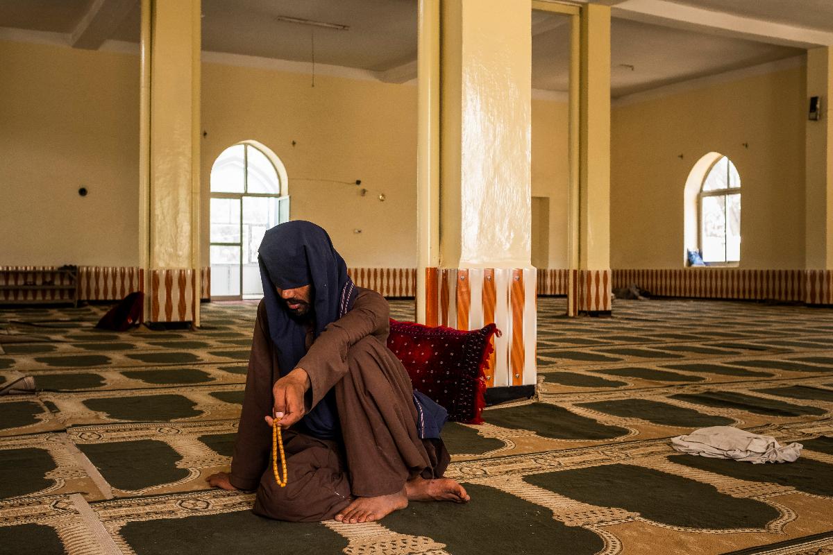 Zaheer Ahmad Zindani reza em uma mesquita em Ghazni, na região central do Afeganistão | JIM HUYLEBROEK/NYT