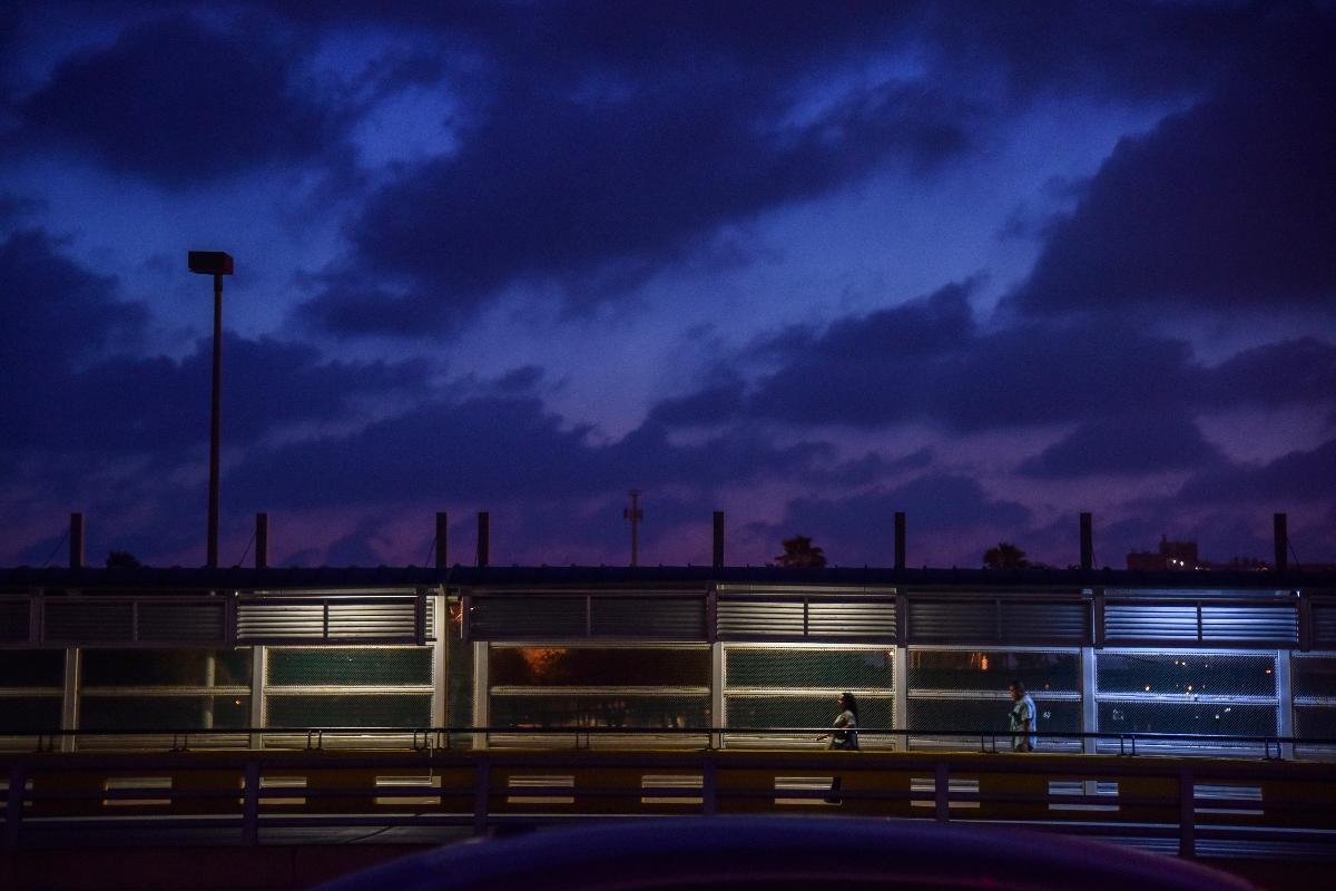 Pessoas cruzam ponte que liga Matamoros, no México, a Brownsville, nos Estados Unidos: região foi palco da separação de famílias de imigrantes sob a política de tolerância zero | Jahi Chikwendiu/Washington Post