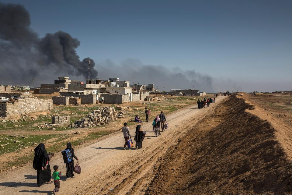 Pessoas fugindo do confronto entre tropas do Estado Islâmico e das forças de segurança do Iraque, perto de Mossul, em março de 2017 | IVOR PRICKETT/NYT
