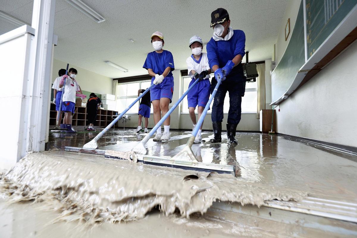 Estudantes se voluntariaram para ajudar a limpar sua escola, em Uwajima, nesta sexta-feira (13) | Japan News-YomiuriJapan News-Yomiuri