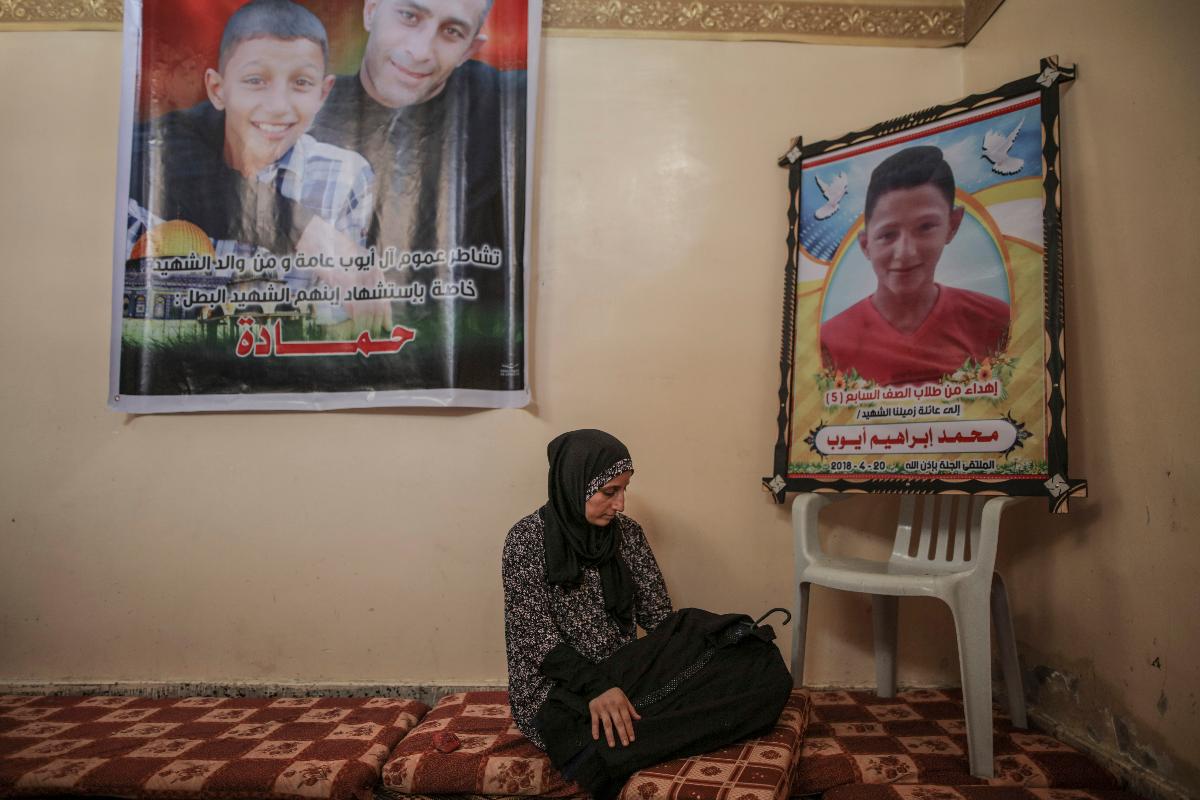 Raeda Ayyoub lamenta a morte de seu filho Mohammed, que se deixou matar por um sniper israelense, durante protestos na Faixa de Gaza | Wassam Nassar/Washington Post
