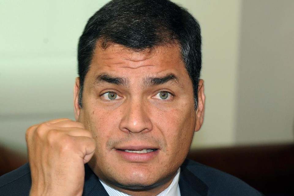 Rafael Correa, ex-presidente do Equador, se apresentou ontem ao consulado do Equador na Bélgica | FP PHOTO / PRESIDENCIA DE ECUADOR