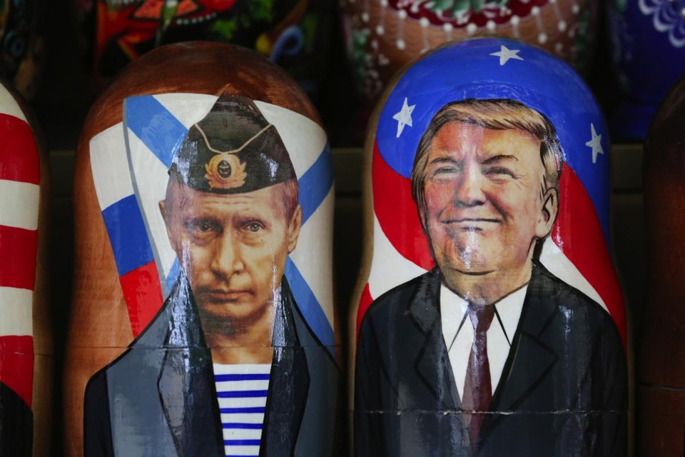 Souvenirs mostram imagens dos presidentes Vladimir Putin, da Rússia, e Donald Trump, dos Estados Unidos | Andrey Rudakov/Bloomberg