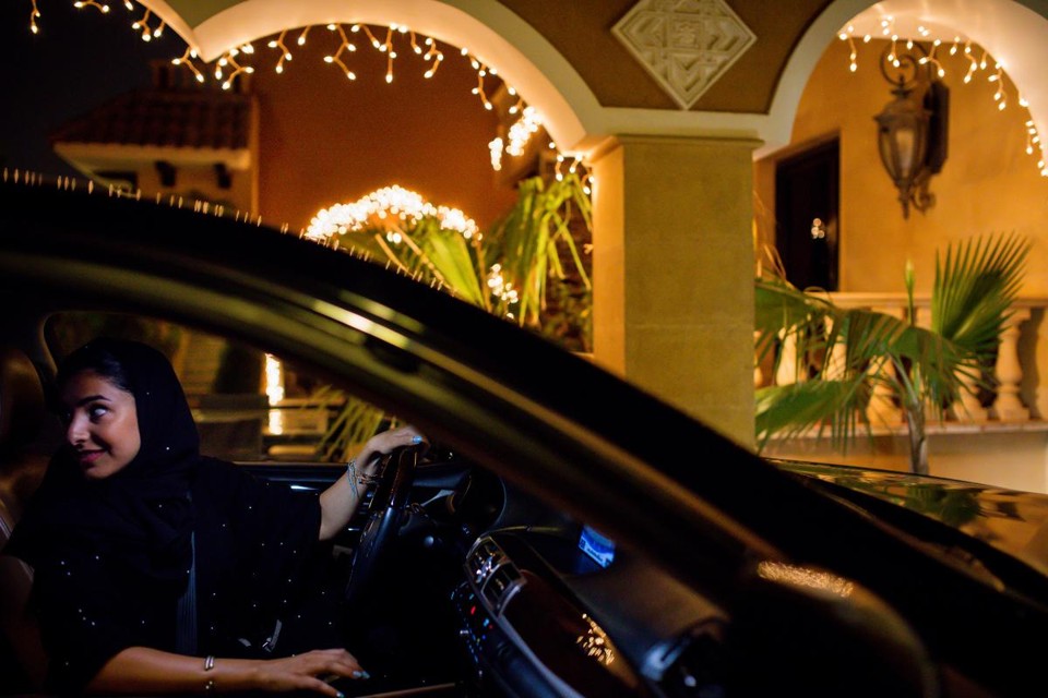 Hessah Alajaji dirige horas antes de a proibição de mulheres poderem conduzir carros ser revogada na Arábia Saudita | TASNEEM ALSULTAN/NYT