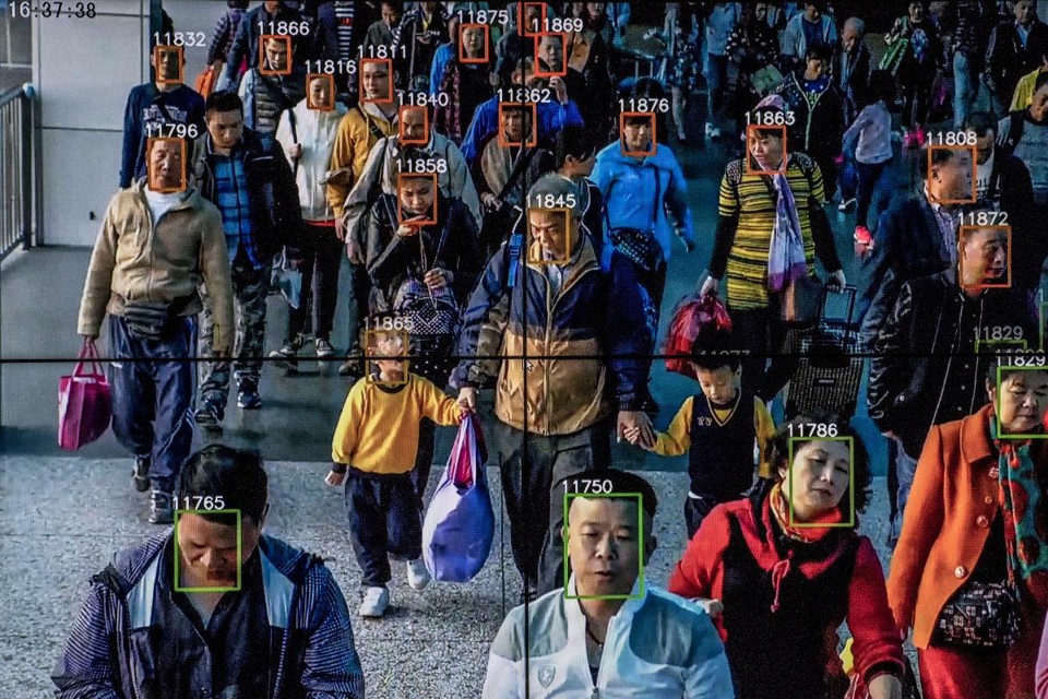 Monitor mostra um vídeo em que um sistema de reconhecimento facial é aplicado | GILLES SABRIE/NYT