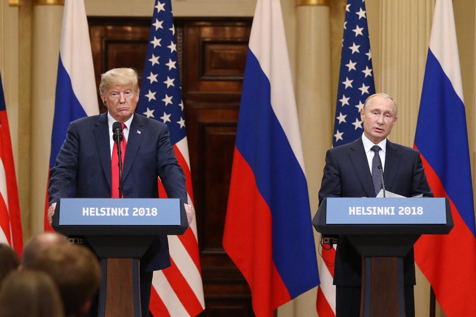 Presidentes Donald Trump, dos Estados Unidos, e Vladimir Putin, da Rússia, se reuniram na segunda em Helsinque | Chris Ratcliffe/Bloomberg