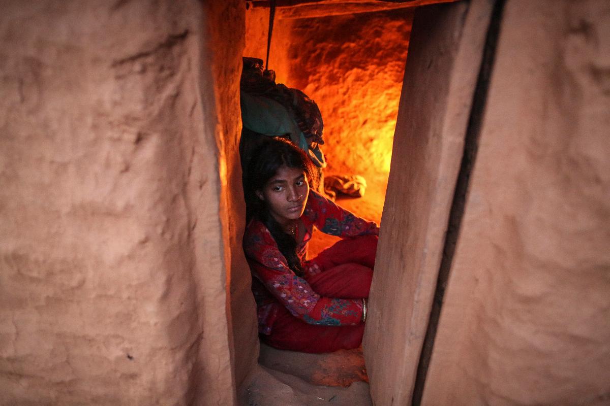 Khagishara Bk, 13, dentro de uma cabana onde as mulheres são confinadas durante o período menstrual | TARA TODRAS-WHITEHILL/NYT