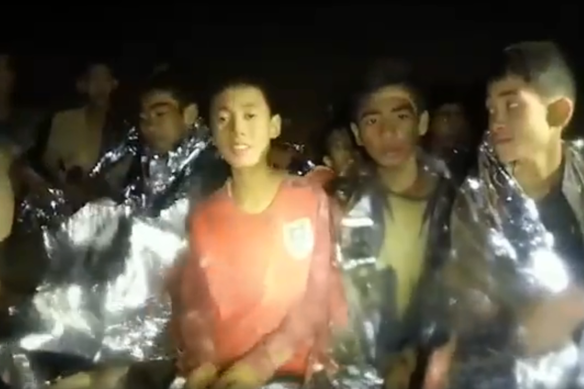 Em vídeo gravado na terça-feira, meninos afirmam que estão com saúde | Reprodução/ThaiNavySEAL