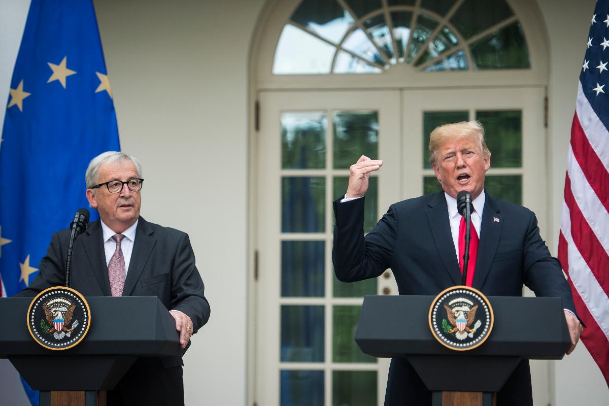 Presidentes Jean-Claude Juncker, da Comissão Europeia, e Donald Trump, falam sobre as negociações conjuntas para tentar eliminar as tarifas comerciais | Jabin Botsford/Washington Post