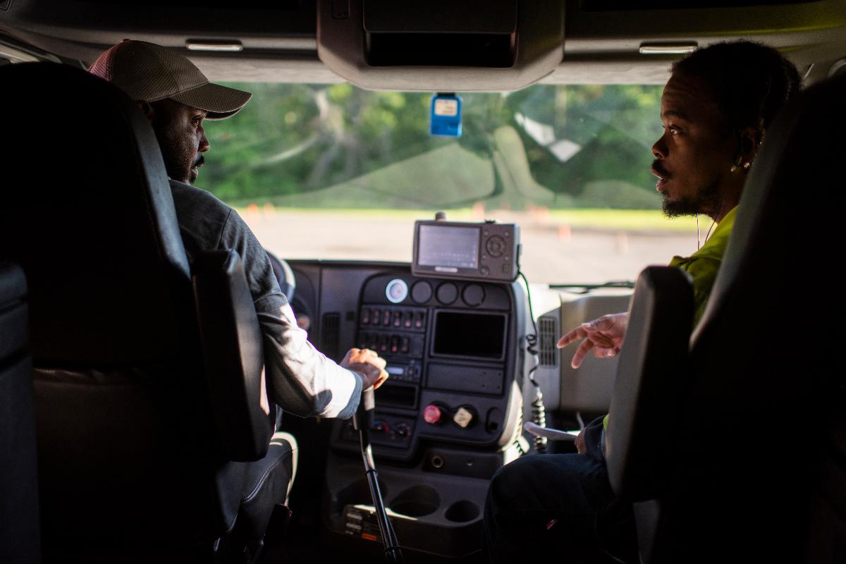 Alunos de escola de motorista de caminhão treinam como fazer uma inspeção antes de realizar uma viagem | Dustin Franz/Washington Post