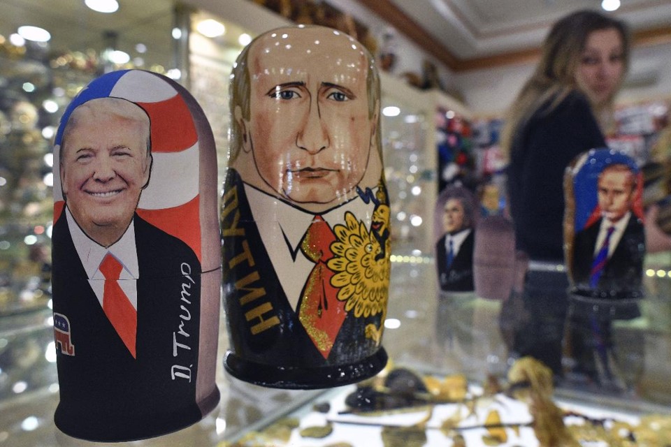 Matrioshkas com imagens dos presidentes Trump e Putin | ALEXANDER NEMENOVAFP