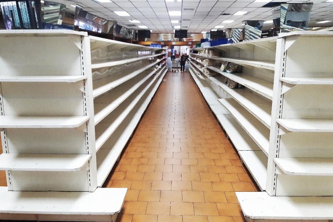 Gôndolas vazias de supermercados: os venezuelanos sofrem com a escassez | JUAN BARRETO/AFP
