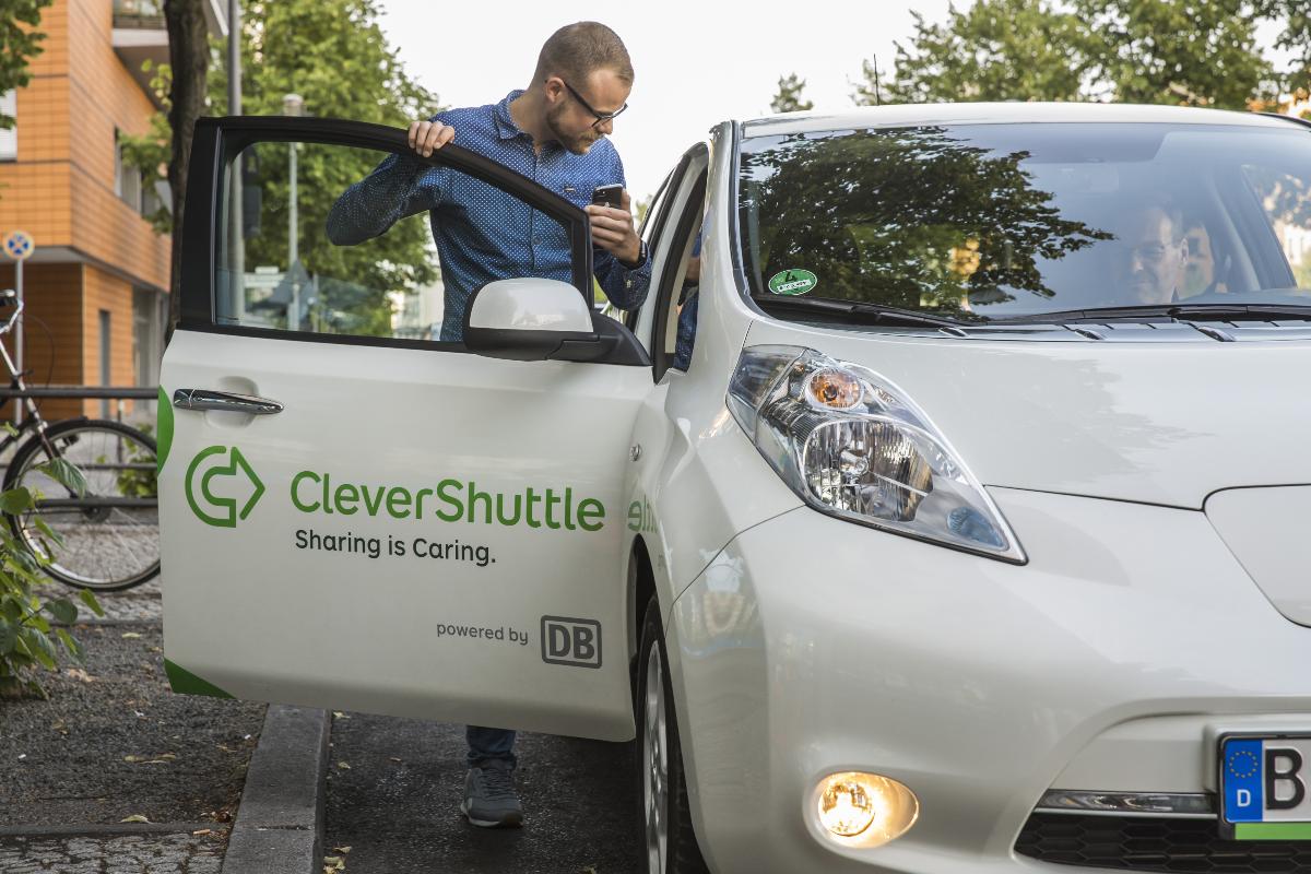 Martin Bruesch, um executivo de recursos humanos, deixa o carro em casa e pega um carro elétrico da CleverShuttle, em Berlim. Cada vez mais jovens fazem o mesmo. | Rolf SchultenBloomberg