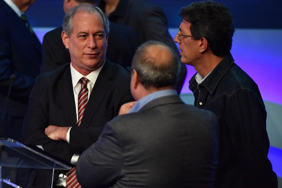 Candidato do PDT ao Planalto, Ciro Gomes, fala com seus assessores durante debate na Band | NELSON ALMEIDA/AFP