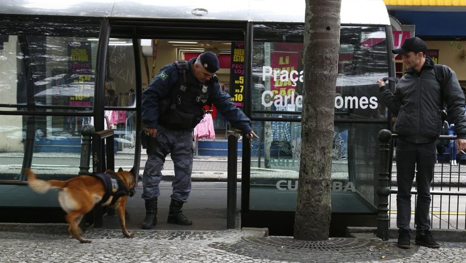 As praças escolhidas para receber os cães farejadores são a Carlos Gomes, Santos Andrade, Praça Zacarias e Tiradentes | Aniele Nascimento/Gazeta do Povo