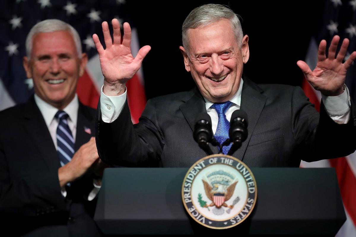 James Mattis, secretário da Defesa dos EUA, discursa, tendo vice-presidente Mike Pence ao fundo | CHIP SOMODEVILLAAFP