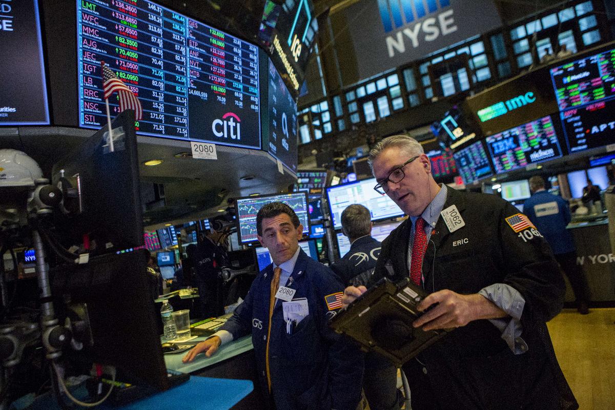 Traders trabalham no pregão da Bolsa de Valores de Nova York, em 13 de agosto de 2018, em Nova York | EDUARDO MUNOZ ALVAREZ/
AFP