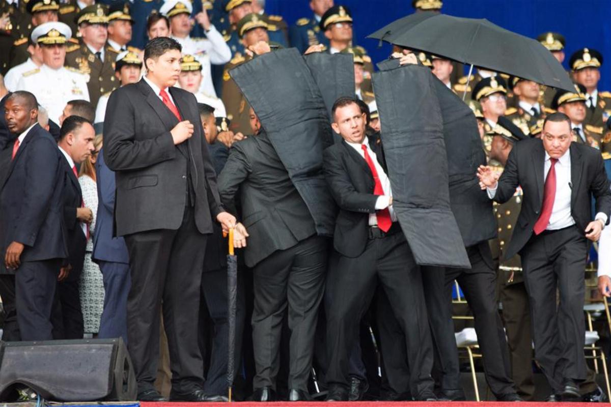Seguranças de Maduro tentam proteger o ditador venezuelano durante ataque de drones em Caracas. | Xinhua