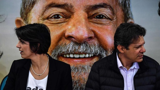 Manuela D’Ávila (PCdoB), que se declara vice na chapa Lula/Haddad, e Fernando Haddad (PT): lei eleitoral obriga inclusão do ex-presidente nas pesquisas enquanto o TSE não barrar sua candidatura. | NELSON ALMEIDA/AFP