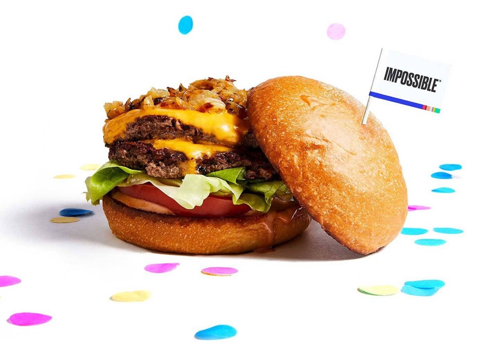 Hambúrguer da Impossible Foods, produzido a partir de plantas. Ele tem cor, aspecto e até “sangra” na hora de fritar. | Impossible Foods/Divulgação