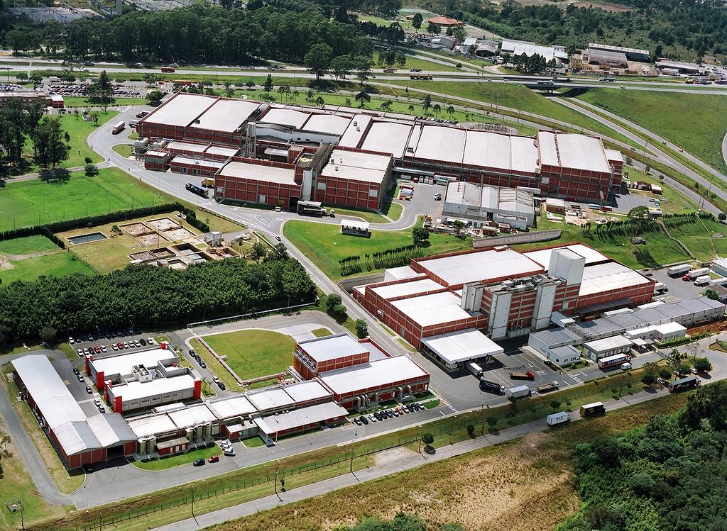 Fábrica da Mondelez em Curitiba emprega mais de 3 mil funcionários . Além da fábrica, a companhia também, no Paraná, possui um centro de distribuição localizado em Araucária | Mondelez International/