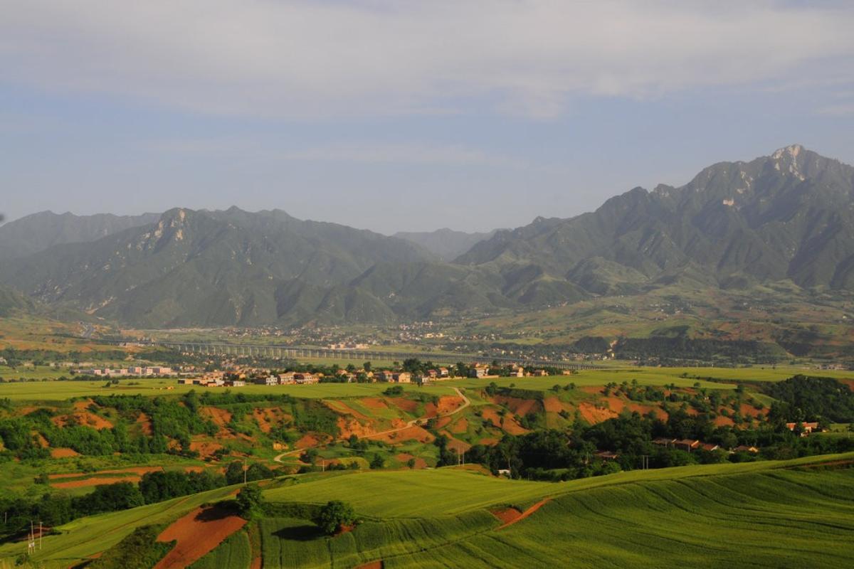 O Dr. Zhu e seus colegas usaram os campos magnéticos da Terra para determinar a idade das rochas encontradas nas montanhas Shangchen e Qinling | Zhaoyu Zhu