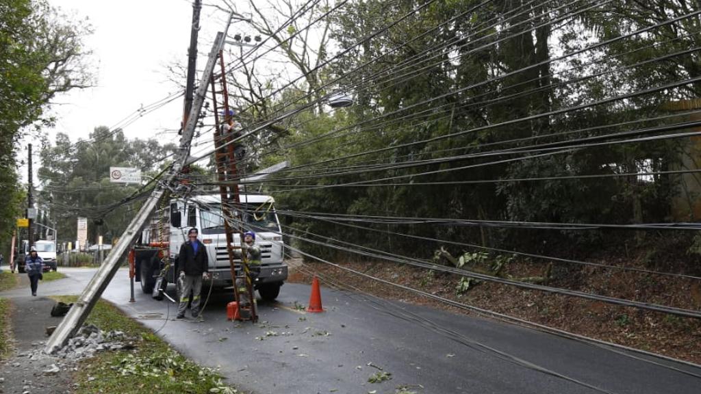 Trânsito teve que ser fechado para a troca do poste | Aniele Nascimento/Gazeta do Povo