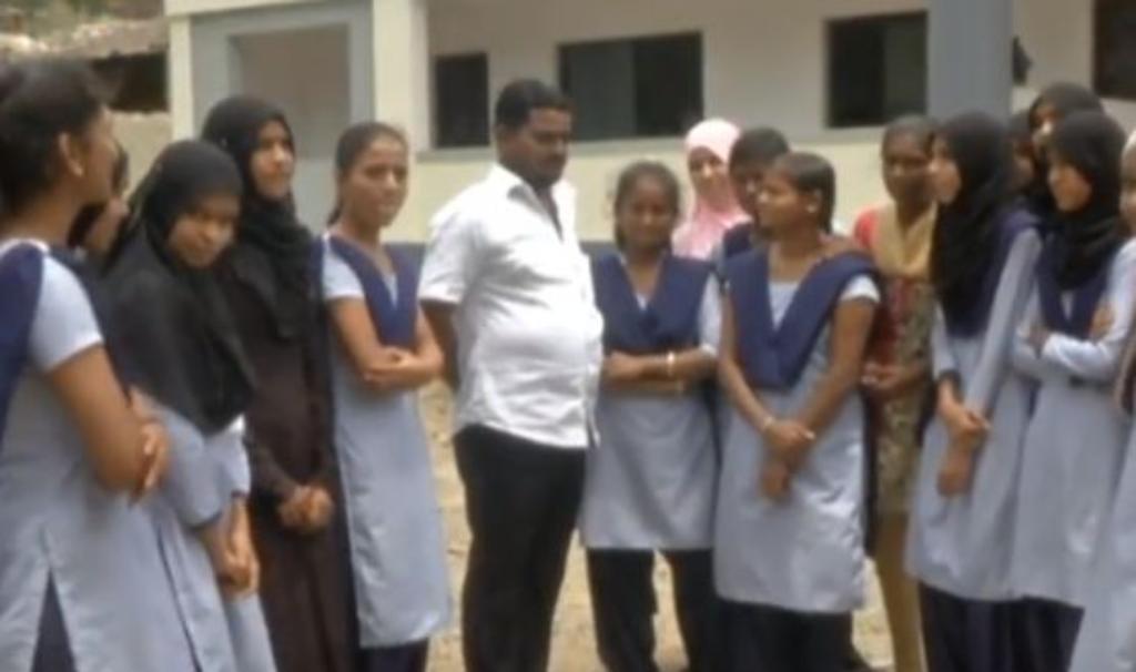 O professor Basavaraj , com suas alunas | Reprodução /YouTube
