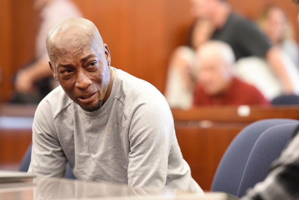 Dewayne Johnson chora durante julgamento na Califórnia; Monsanto terá de indenizá-lo em US$ 289 milhões. | JOSH EDELSON/AFP