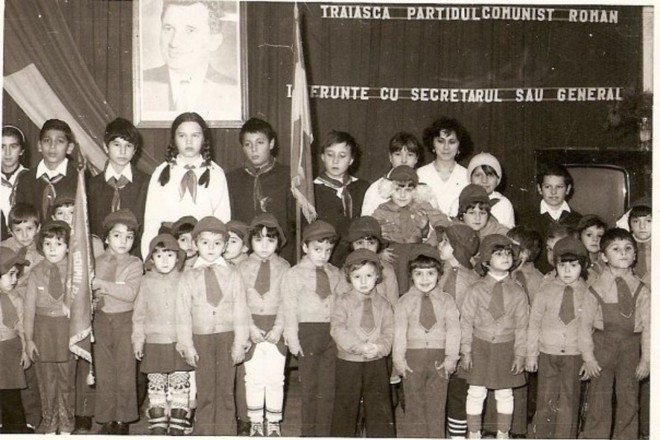 Milhares de crianças foram criadas em instituições estatais na Romênia comunista comandada com mão de ferro por Ceausescu | Reprodução