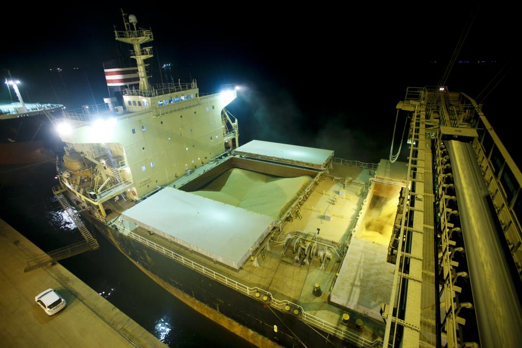 Atualmente, o porto opera com 12,50 metros, durante o dia; e 10,60 m, de noite. Com a medida, serão acrescentados 30 centímetros no período noturno . | ANDRE RODRIGUES/Gazeta do Povo