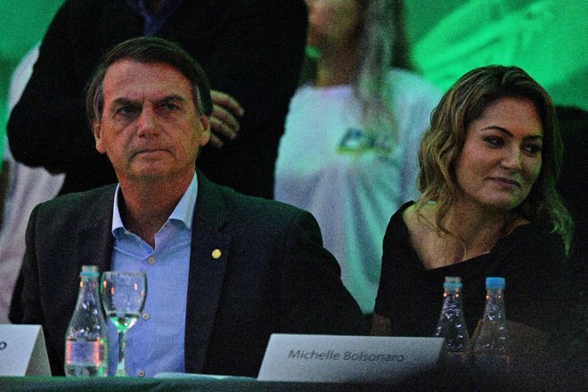 O deputado federal Jair Bolsonaro é acompanhado por sua esposa Michelle Bolsonaro durante o lançamento de sua campanha para a presidência do Brasil | CARL DE SOUZA/AFP