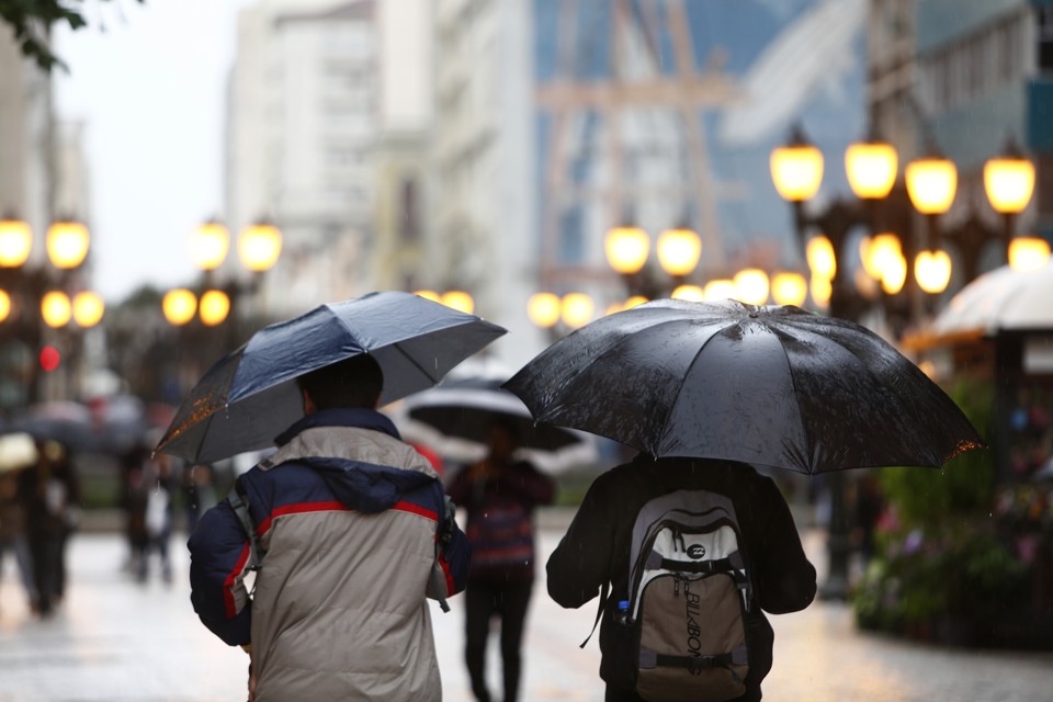 Prepare o guarda-chuva e o casaco | Aniele Nascimento/Gazeta do Povo