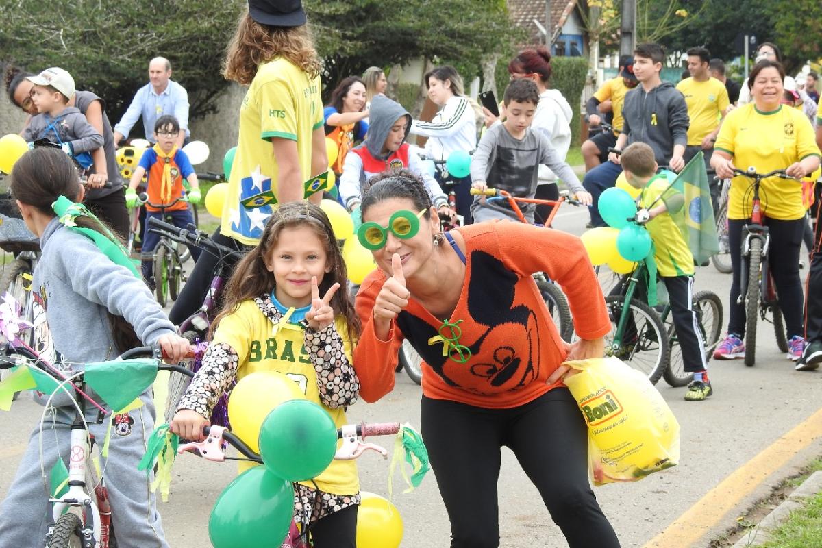 Passeio ciclistico com alunos e comunidade celebrou com sucesso a prática da professora |