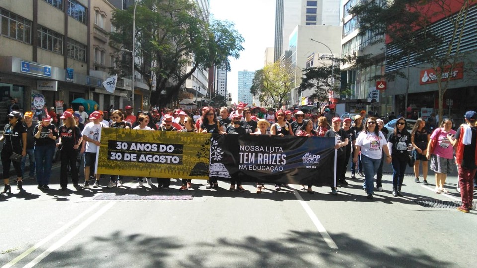 Cerca de mil professores participam do ato bloqueando a Av. Marechal Deodoro. | Aniele Nascimento/Gazeta do Povo