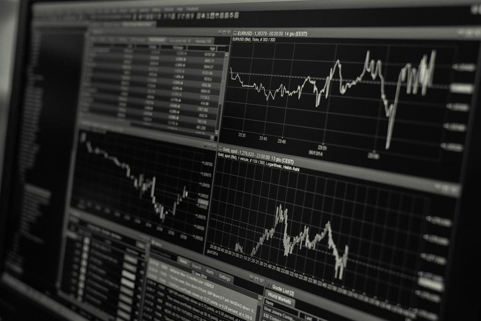 É preciso ficar de olho nos custos operacionais para investir na Bolsa. Quem não cuida esse fator acaba vendo uma parte do dinheiro ir pelo ralo. | Pixabay/
