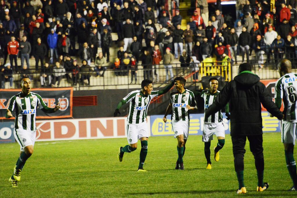 Jogadores do Coritiba comemoram o gol de Guilherme Parede na vitória sobre o Brasil-RS | FLÁVIO NEVES/ESTADÃO CONTEÚDO