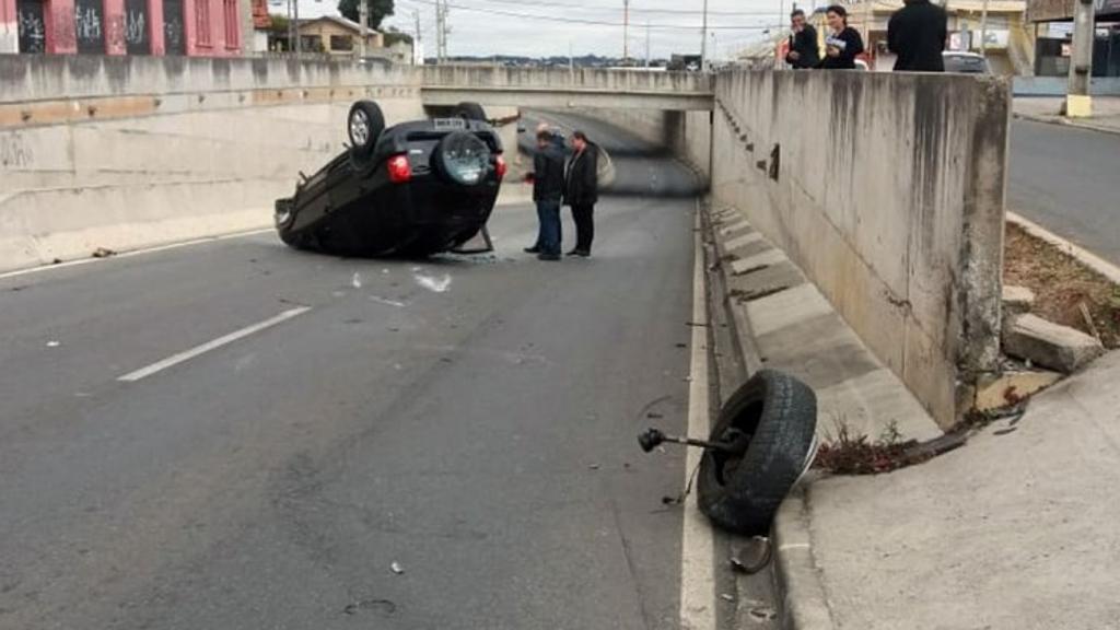 Apesar do capotamento, o motorista não se feriu | Colaboração/