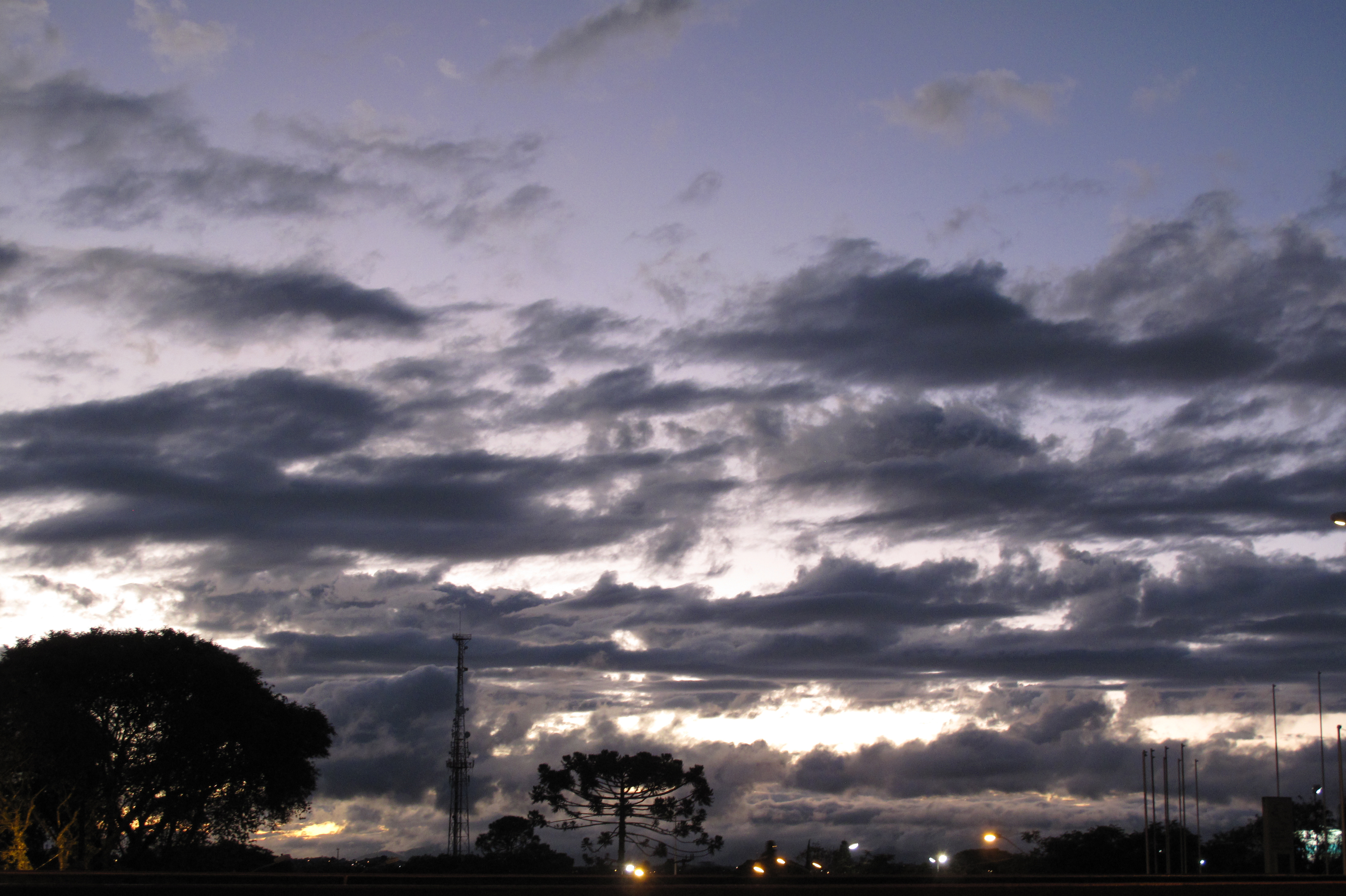 Mesmo com muitas nuvens, o sol pode dar as caras em Curitiba | Aniele Nascimento/Gazeta do Povo